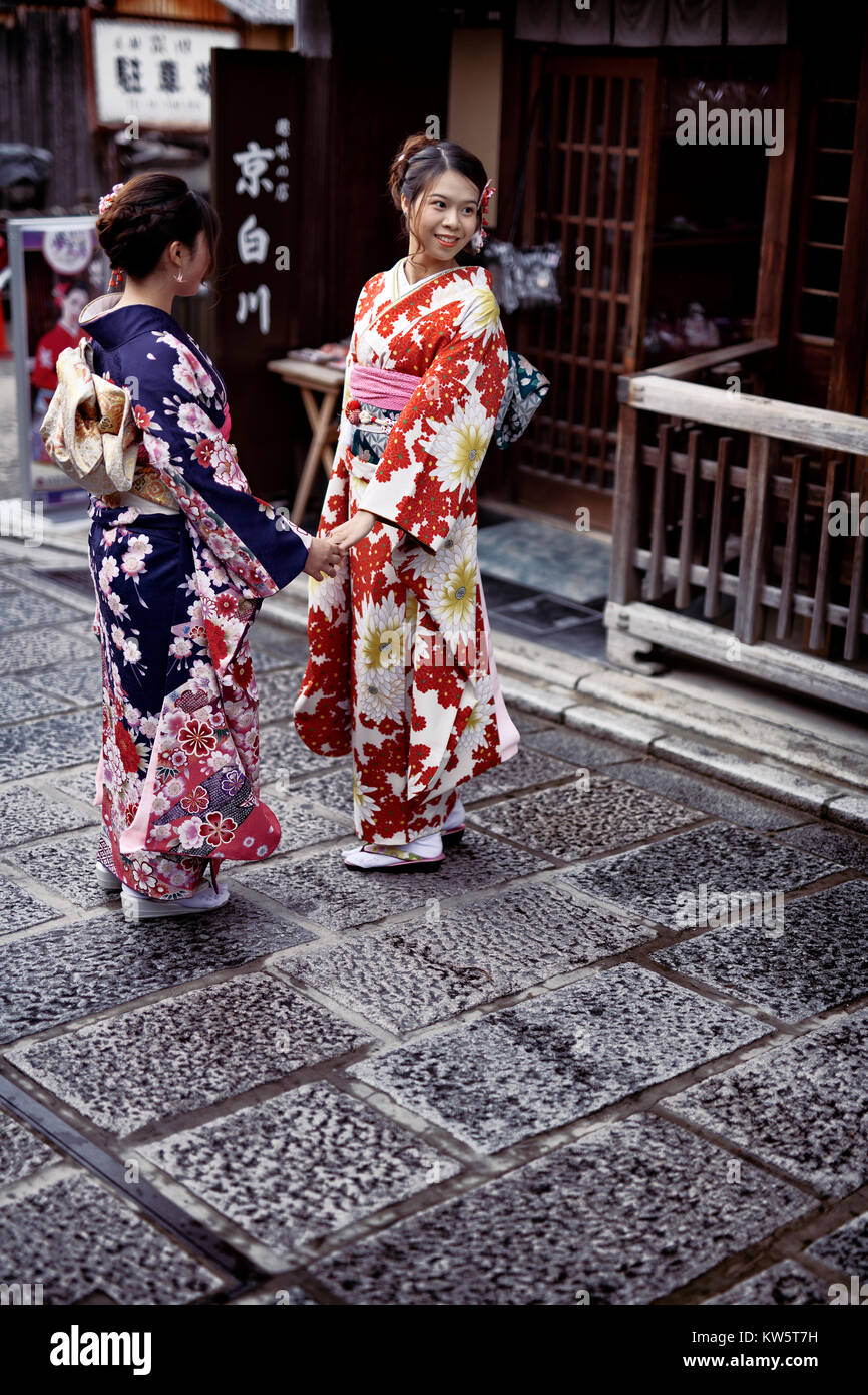 Führerschein und Fingerabdrücke bei MaximImages.com - zwei Mädchen in Bright Yukatas, Sommerkimonos, die zusammen für ein Foto in einer Kyoto-Straße posieren. Higashiyama, Kyoto Stockfoto