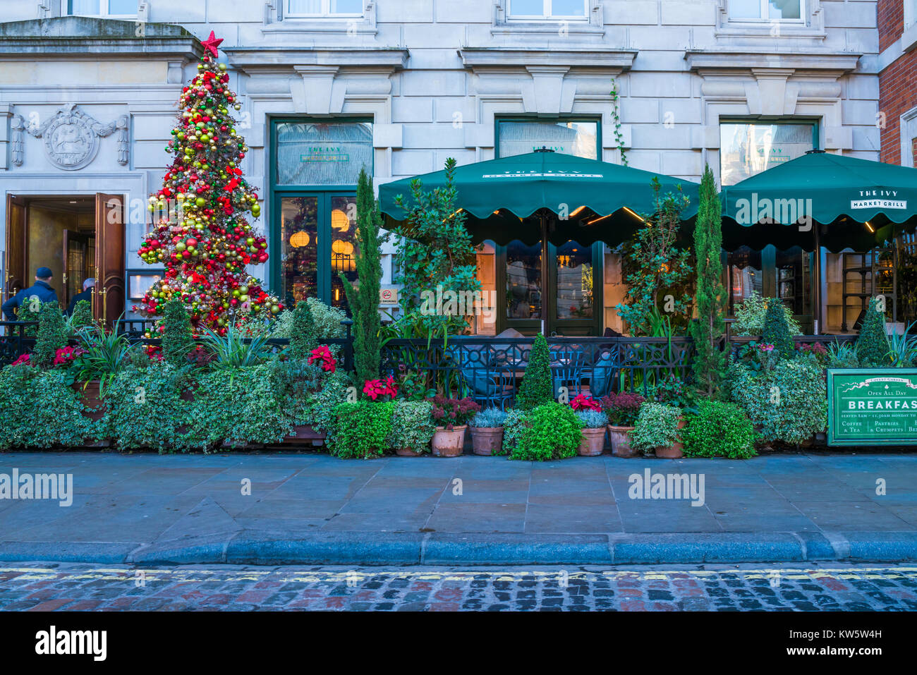 LONDON, 28. Dezember 2017: Die Ivy Markt Grill am Covent Garden Piazza, einer der Ivy Restaurants, alle bieten - Tag essen, ist dekoriert fo Stockfoto