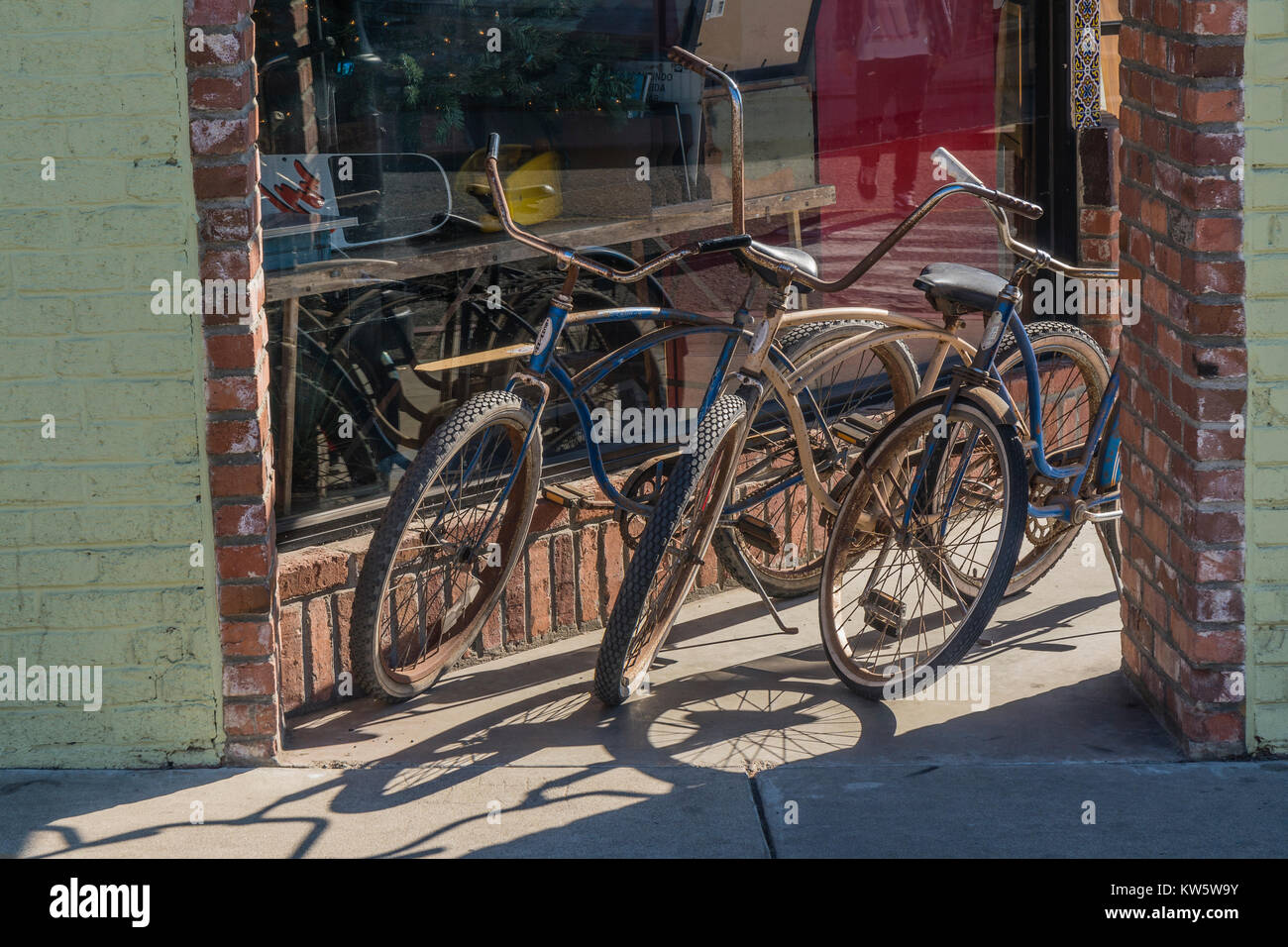 Drei Beach Cruiser Fahrräder außerhalb ein Store Front in Pismo Beach, Kalifornien geparkt. Stockfoto