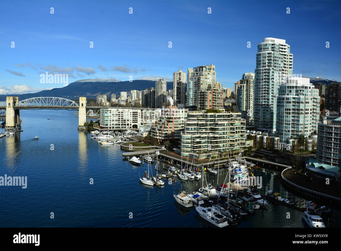 Die Hochhäuser Skyline von False Creek in Vancouver, Kanada, und Granville Island. Stockfoto