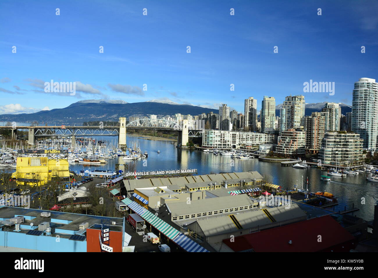 Die Skyline von Vancouver, BC zusammen mit False Creek und Granville Island. Stockfoto