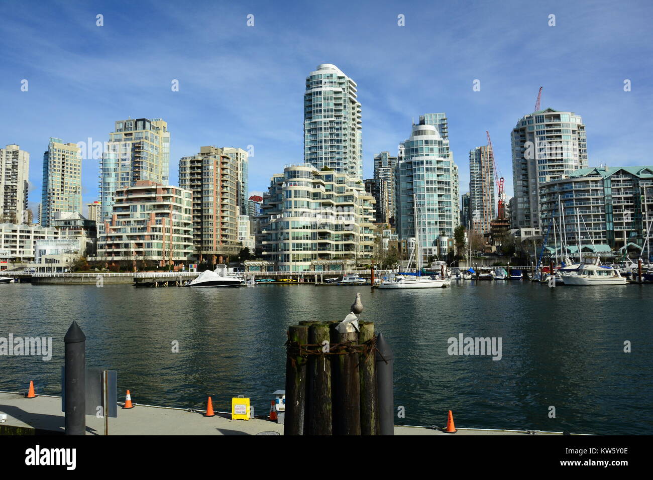 Die Skyline von Vancouver, BC zusammen mit False Creek und Granville Island. Stockfoto