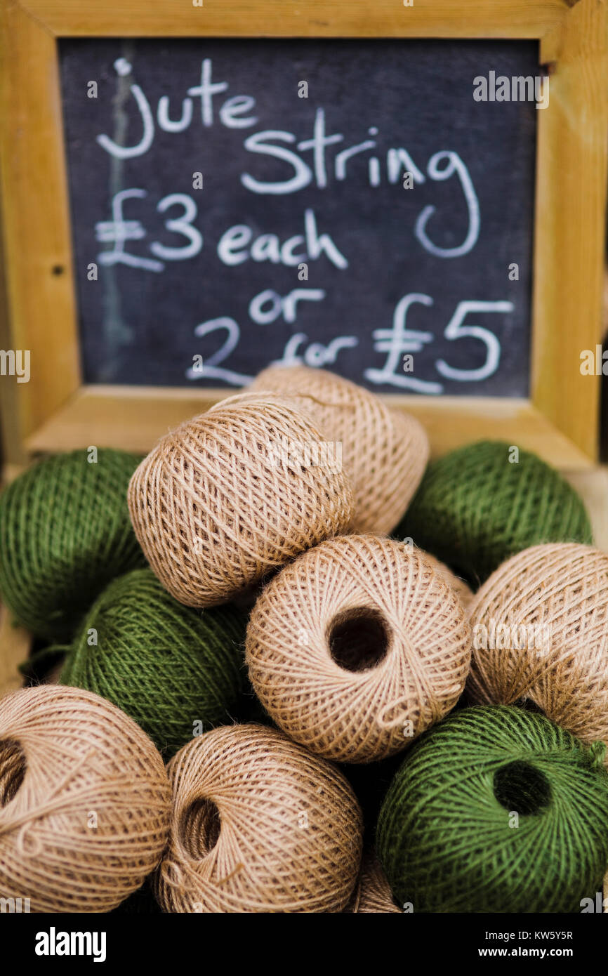 Natürliche jute String zum Verkauf am Marktstand, Großbritannien Stockfoto