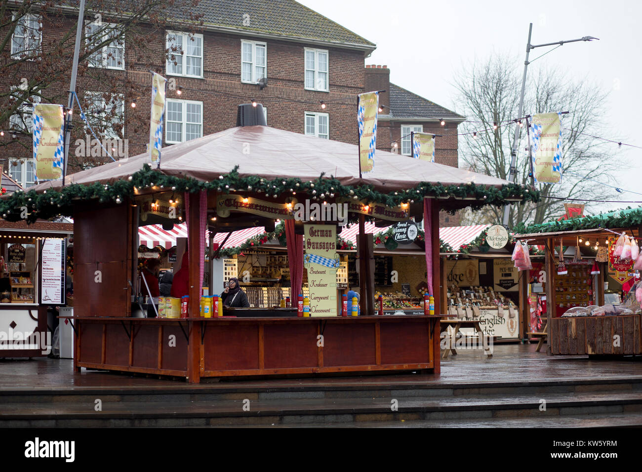 Ein Deutscher Weihnachtsmarkt in Greenwich, London auf einem nassen und grauen Dezember Tag Stockfoto