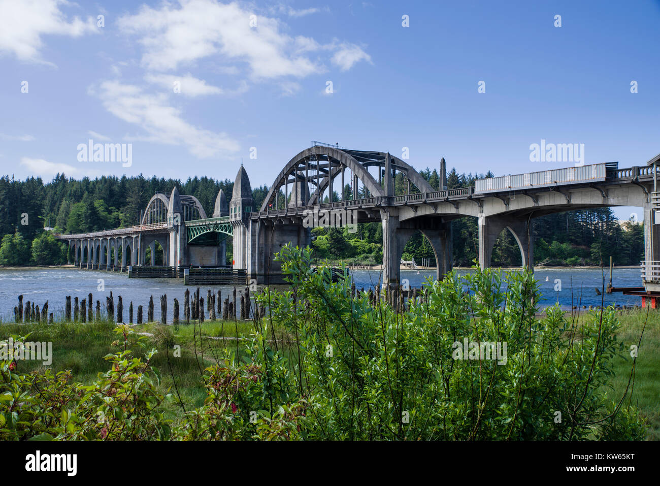 Die siuslaw River Bridge in Florenz, Oregon, USA wurde 1934 bis 1936 gebaut und kreuzt die Siuslaw River Stockfoto