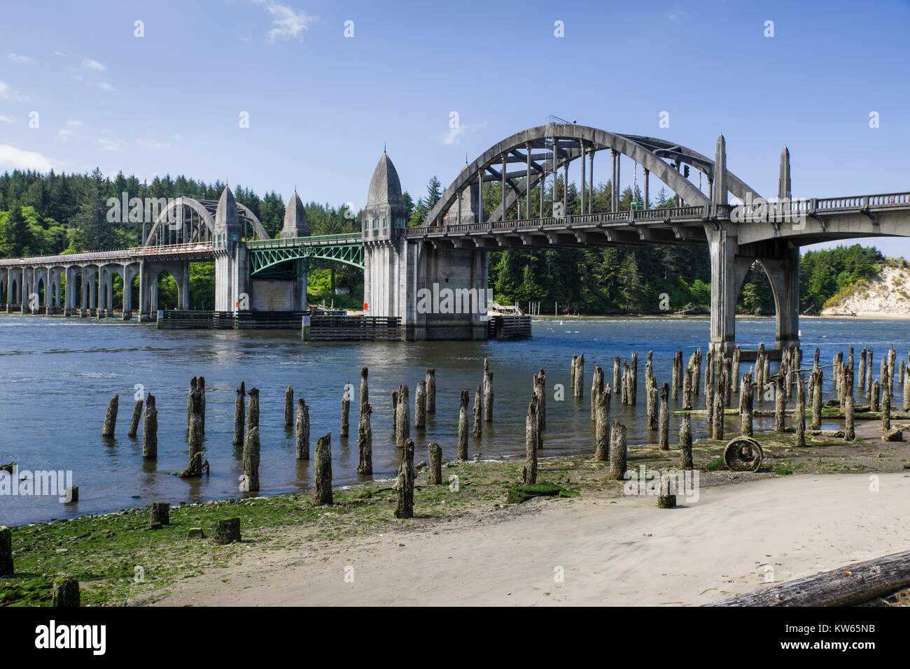 Die siuslaw River Bridge in Florenz, Oregon, USA wurde 1934 bis 1936 gebaut und kreuzt die Siuslaw River Stockfoto