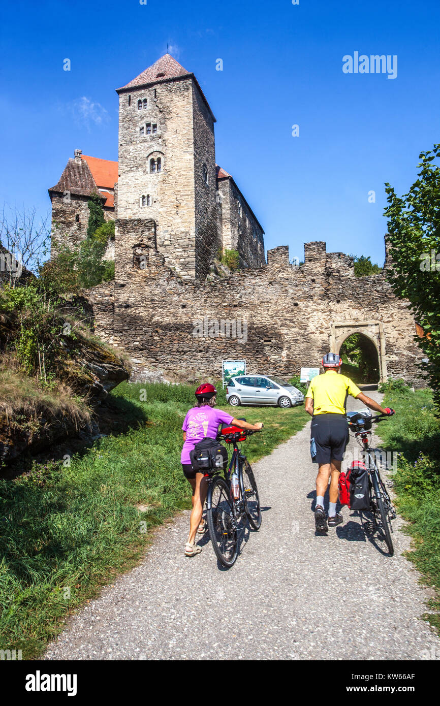 Menschen fahren Fahrrad Biker Schloss Hardegg, Urlaub in Österreich Leute schieben Fahrrad Sightseeing Österreich Burgen atemberaubende Landschaft Sommer Europa Stockfoto
