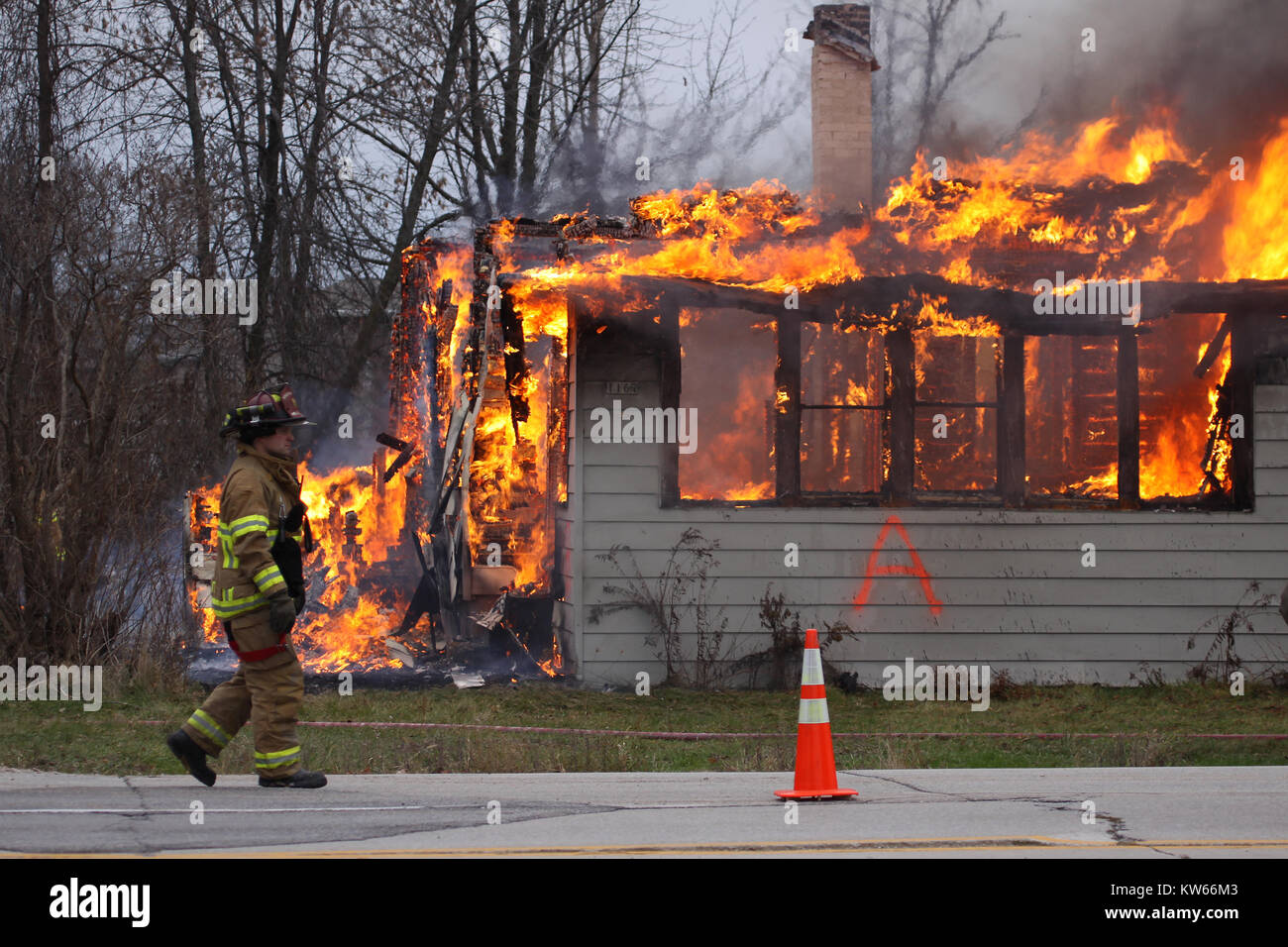 Feuerwehrmänner, die im Rahmen einer Trainingsübung eine kontrollierte Verbrennung durchführen. Stockfoto