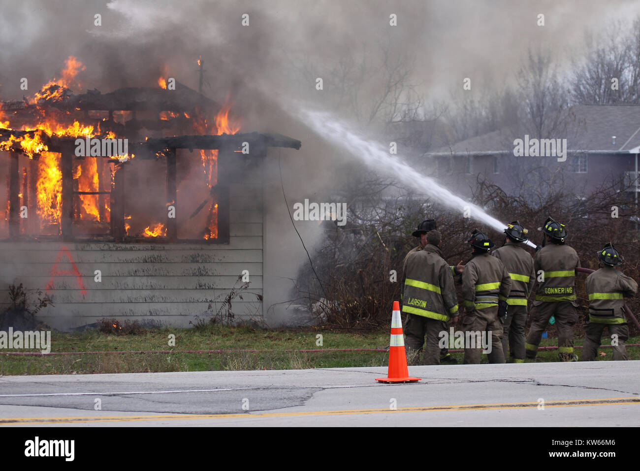 Feuerwehrleute, die im Rahmen einer Trainingsübung eine kontrollierte Verbrennung verüben. Stockfoto