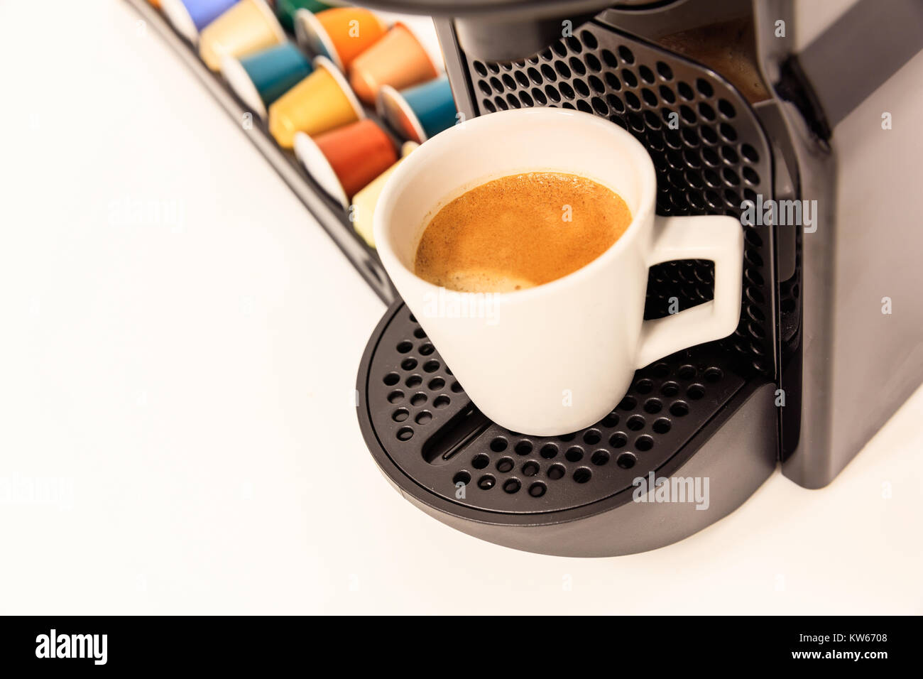 Espresso Kaffeemaschine Maschine. Bereit, Kaffee, modernes Design, Kapseln, Detailansicht, Details. Stockfoto