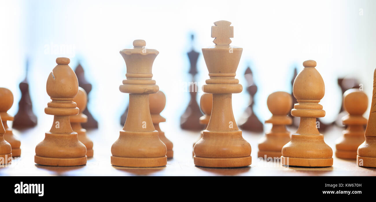 Schachfiguren Hellbraun. Nahaufnahme der König, die Königin, die Bischöfe, die Bauern mit Details, blur Kulisse. Stockfoto