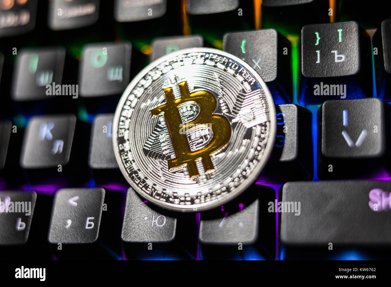 Kryptowährung physisches Silber Bitcoin Münze mit gelben b Zeichen auf der  Tastatur Stockfotografie - Alamy