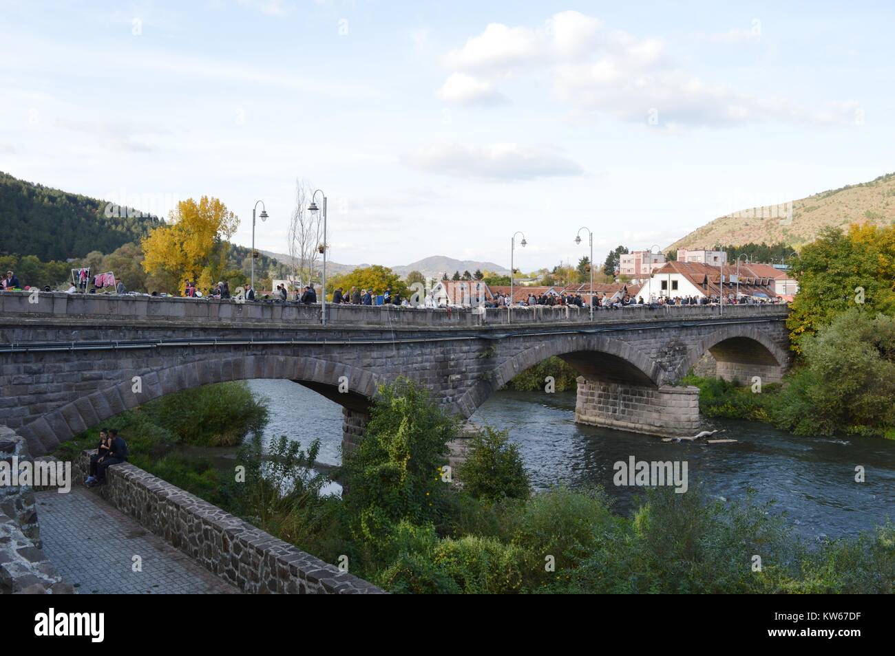 Eine Brücke voller Menschen Stockfoto