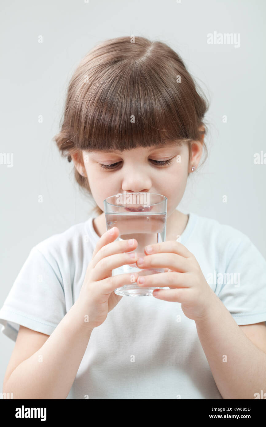 Kleines Mädchen Trinkwasser Stockfoto