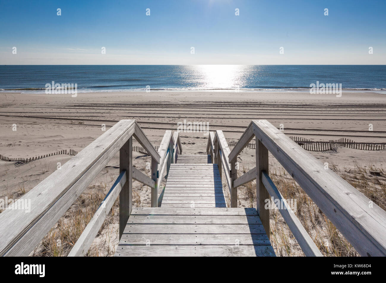 Board Walk, die zu einem Ozean Strand in Southampton, NY Stockfoto