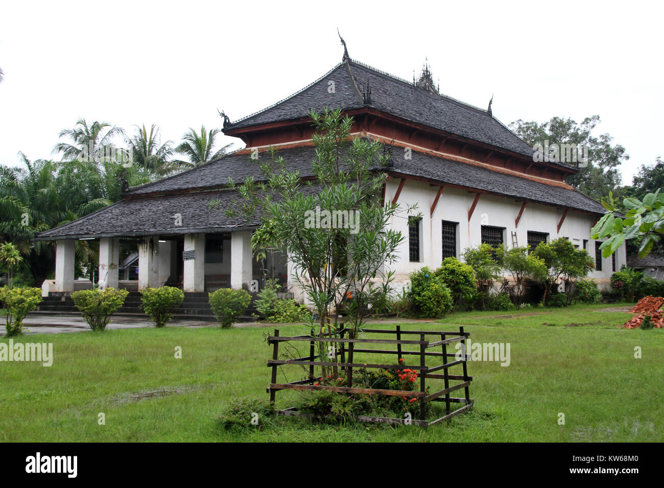 Tempel mit dunklem Dach in Kloster, Luang Prabang, Laos Stockfoto