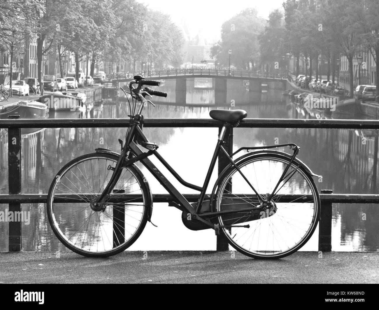 Alte Amsterdam, Leihfahrräder auf Brücke Stockfoto