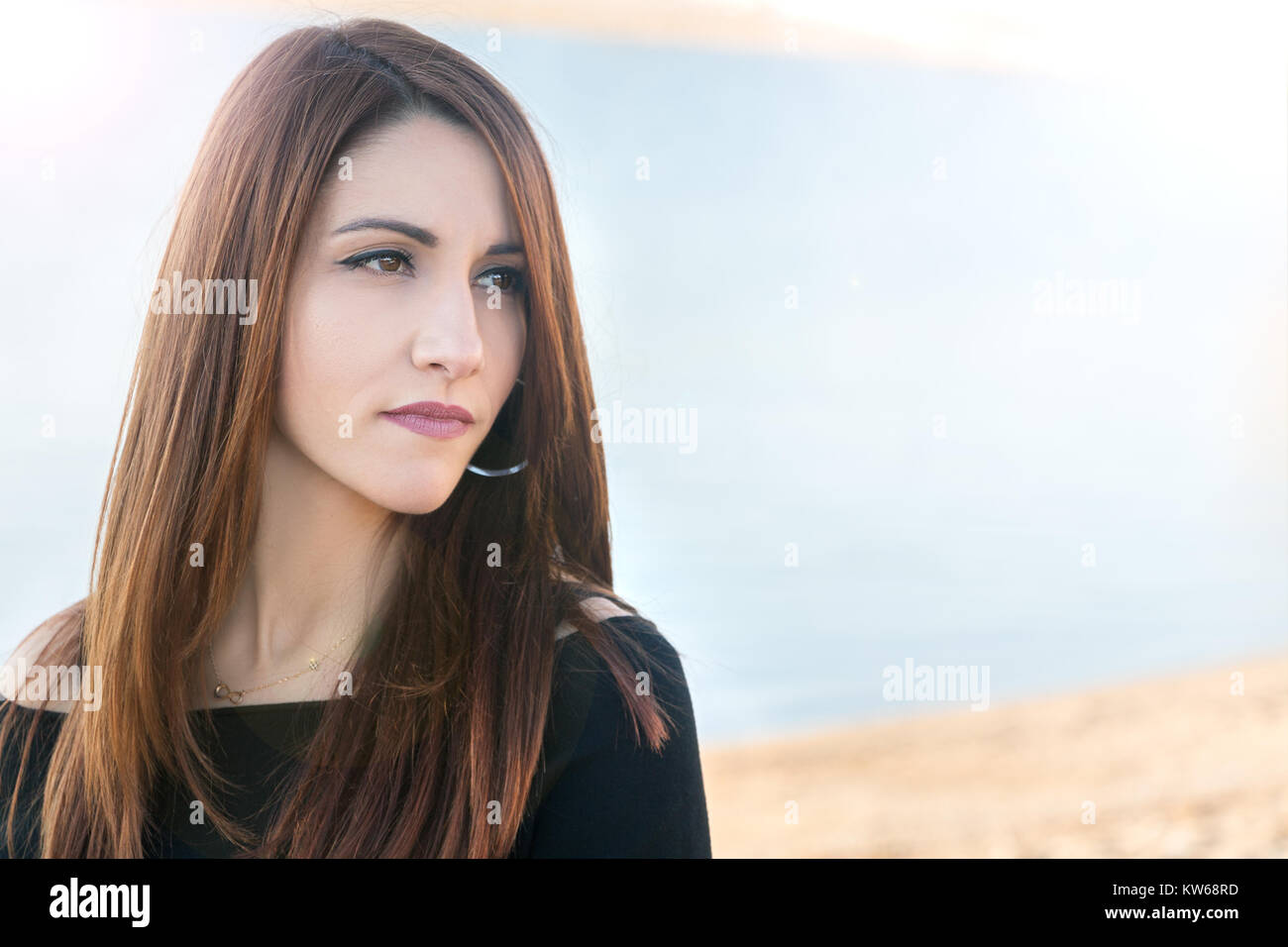 Porträt einer Frau, Nahaufnahme, Profil ansehen, denken, nachdenklich, die griechische, die draußen in den Strand, im Winter. Stockfoto