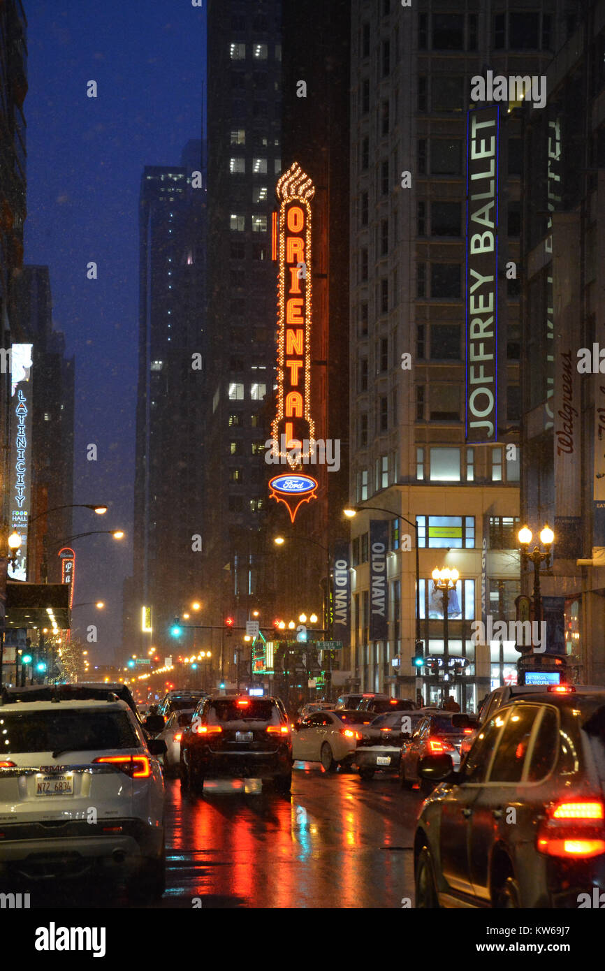 Die orientalischen Theater Festzelt leuchtet oben Abend Verkehr auf Randolph Street in Chicago Downtown Theater Viertel. Stockfoto