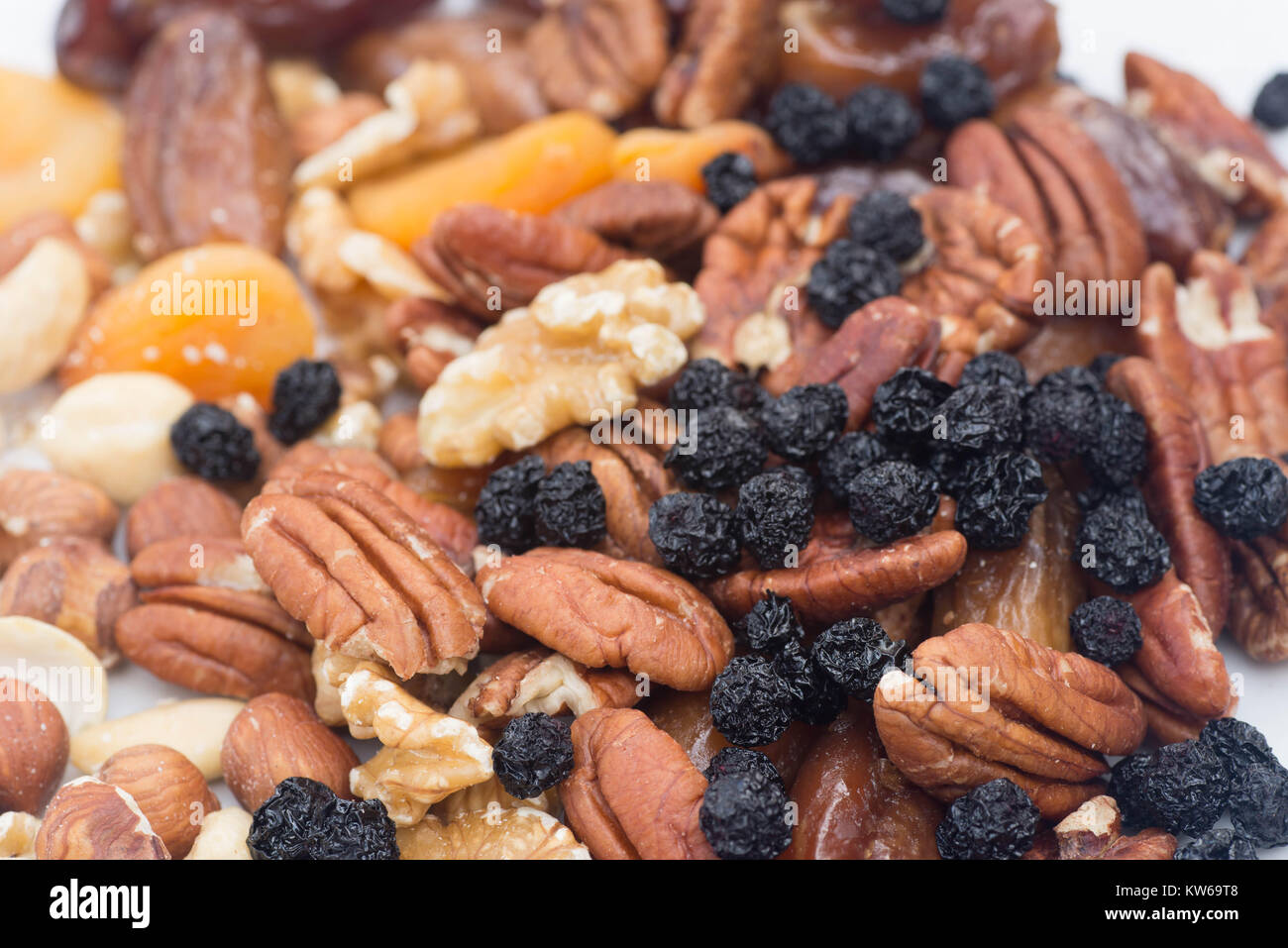 Gemischte Trockenfrüchte und Nüsse auf dem Teller Stockfoto