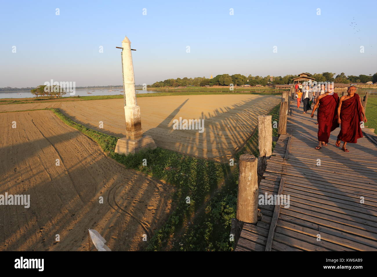 Die U-Bein Brücke in der Region Mandalay ist die weltweit längste Brücke aus Teakholz. Es wurde von der demontierten Royal Palace. Stockfoto