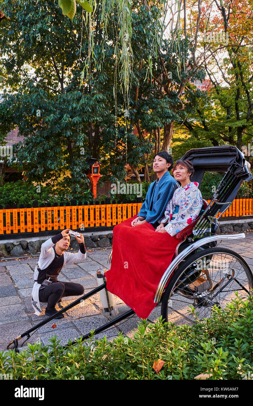 Japan, Honshu Island, Region Kansai, Kyoto, Gion, Geisha ehemaligen Bereich, Paar im Kimono Reisen mit Taxi Stockfoto