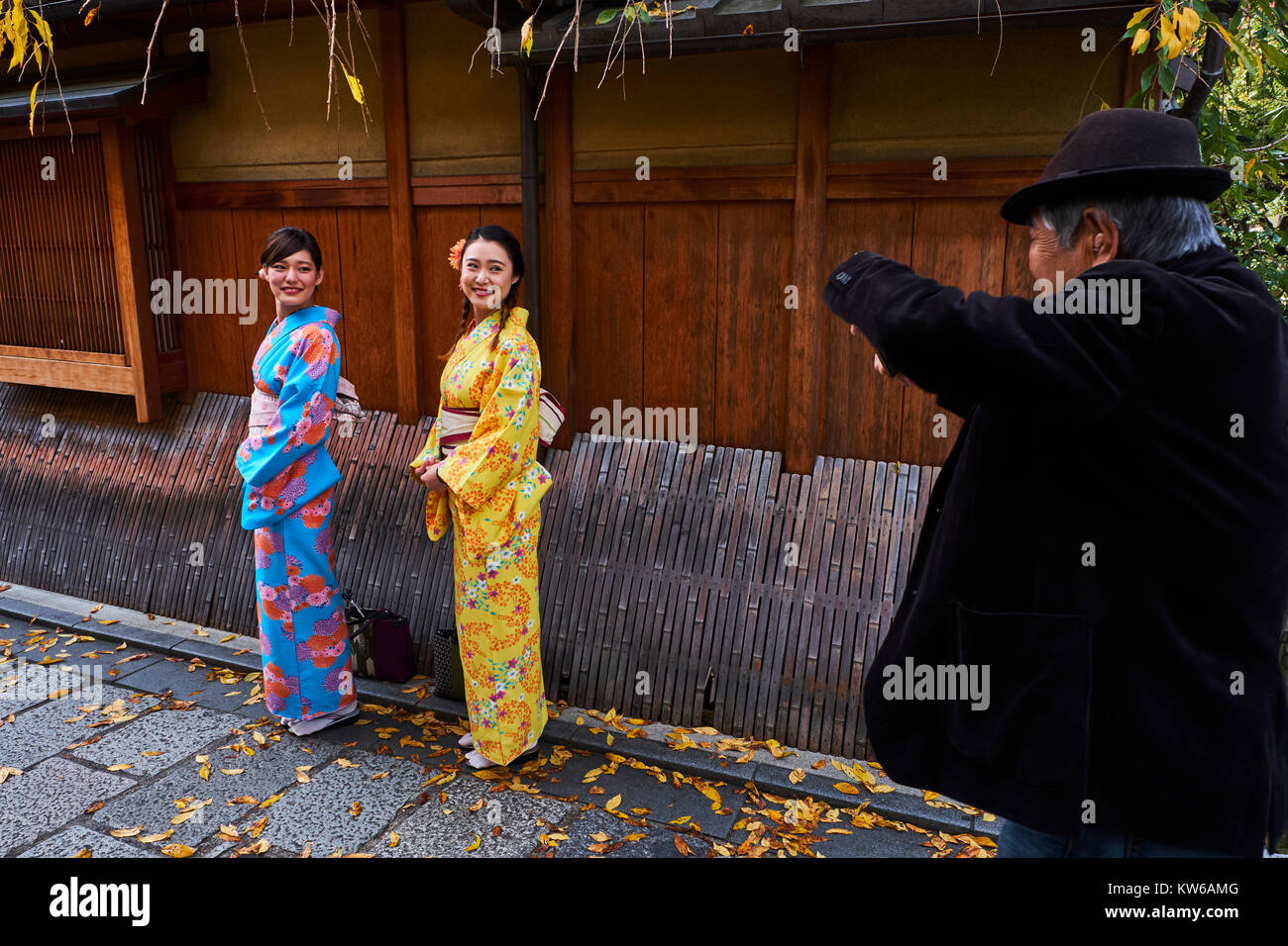 Japan, Honshu Island, Region Kansai, Kyoto, Gion, Geisha ehemaligen Bereich, junge Frauen im Kimono Stockfoto