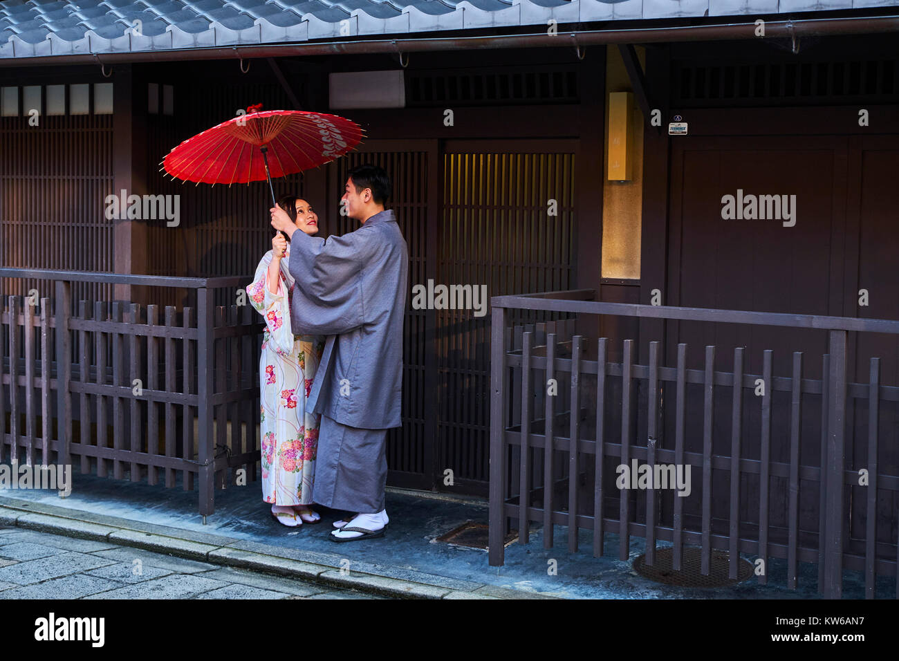 Japan, Honshu Island, Region Kansai, Kyoto, Gion, Geisha ehemaligen Bereich, junges Paar im Kimono Stockfoto