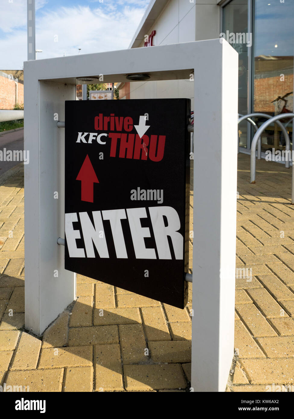 SOUTHEND-ON-SEA, ESSEX, Großbritannien - 27. OKTOBER 2017: Schild am KFC Fast Food Restaurant Stockfoto