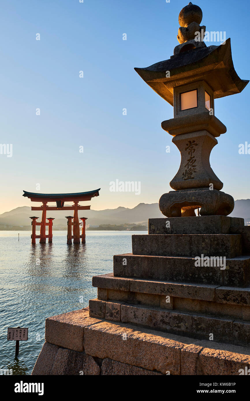 Japan, Honshu Island, der Insel Miyajima, die schwimmende Miyajima torii Tor der Itsukushima Schrein, UNESCO Weltkulturerbe Stockfoto