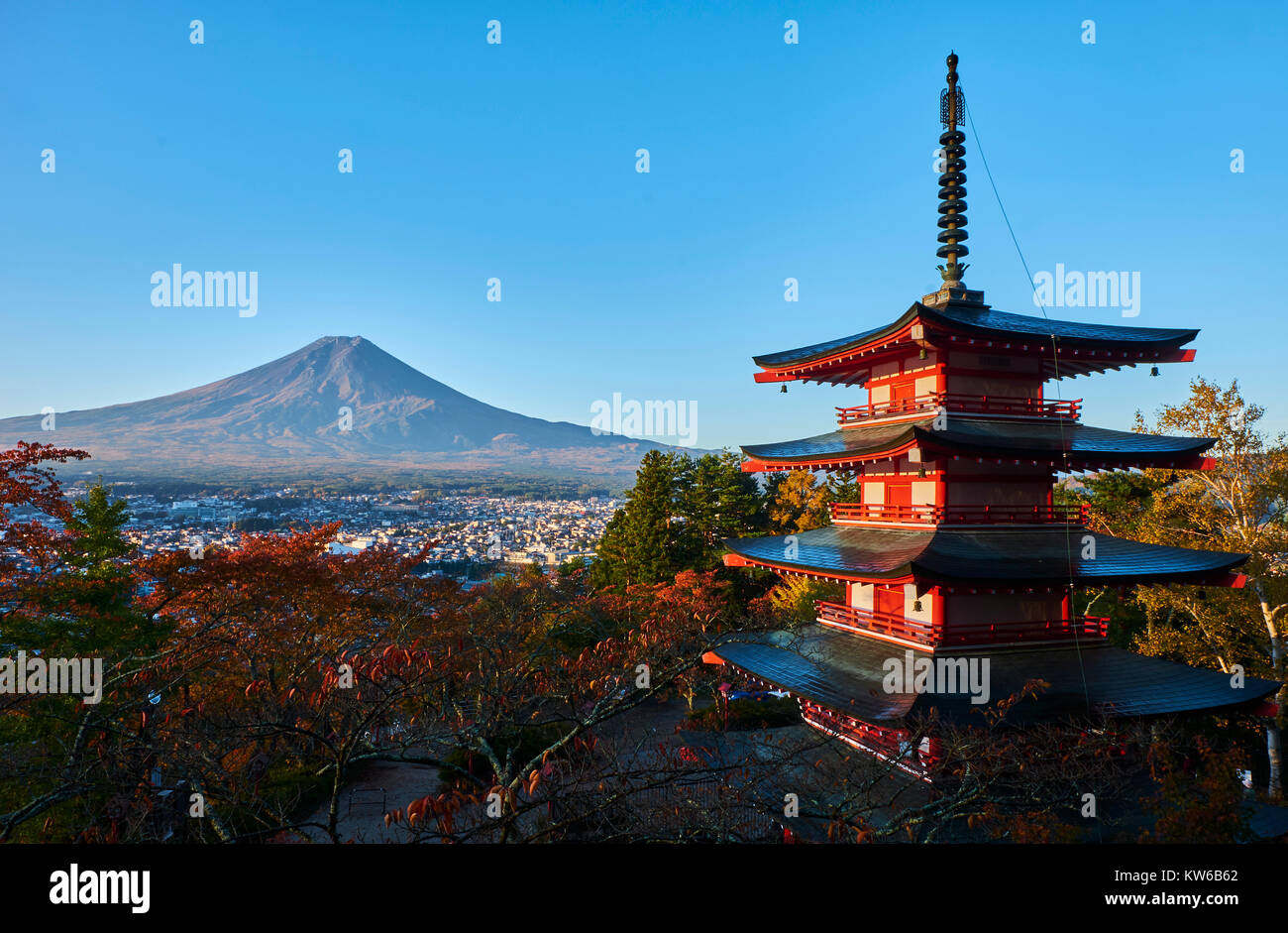 fuji-mit-pagode-stockfotos-und-bilder-kaufen-alamy