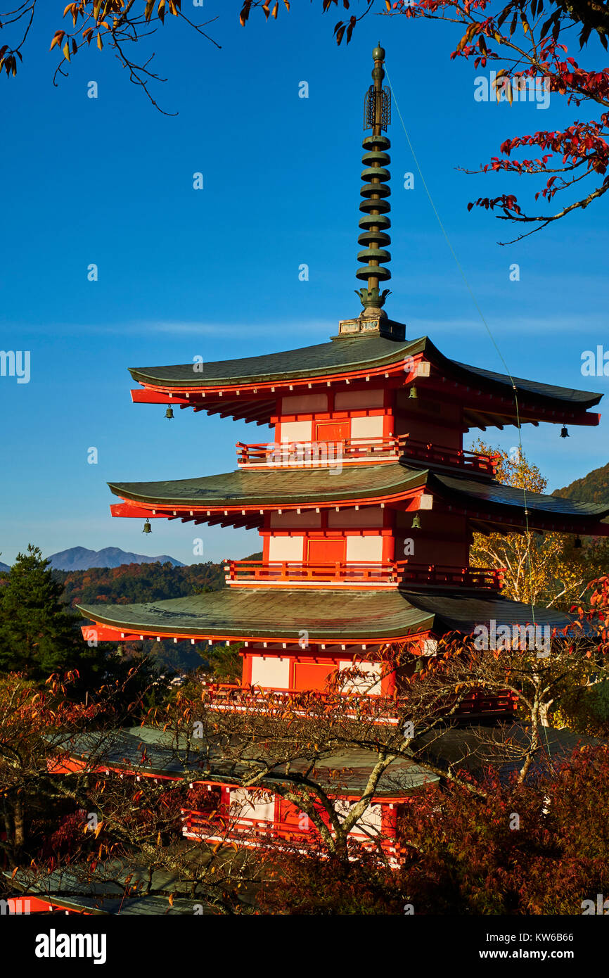 Japan, Honshu, Shizuoka, Fujiyoshida, Chureito Pagode in Arakura und Mount Fuji-yama Stockfoto