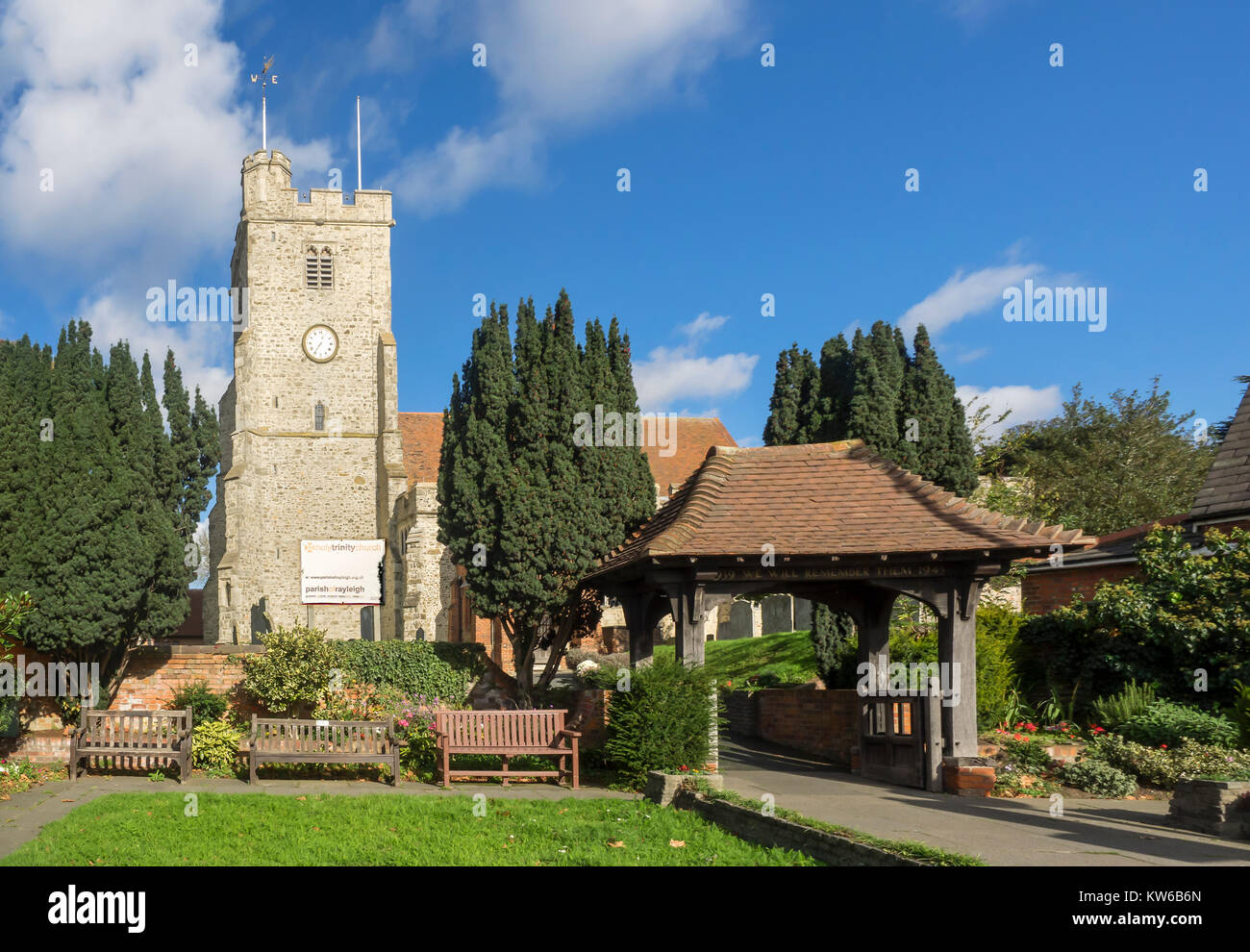 RAYLEIGH, ESSEX, Großbritannien - 27. OKTOBER 2017: Außenansicht der Holy Trinity Parish Church Stockfoto