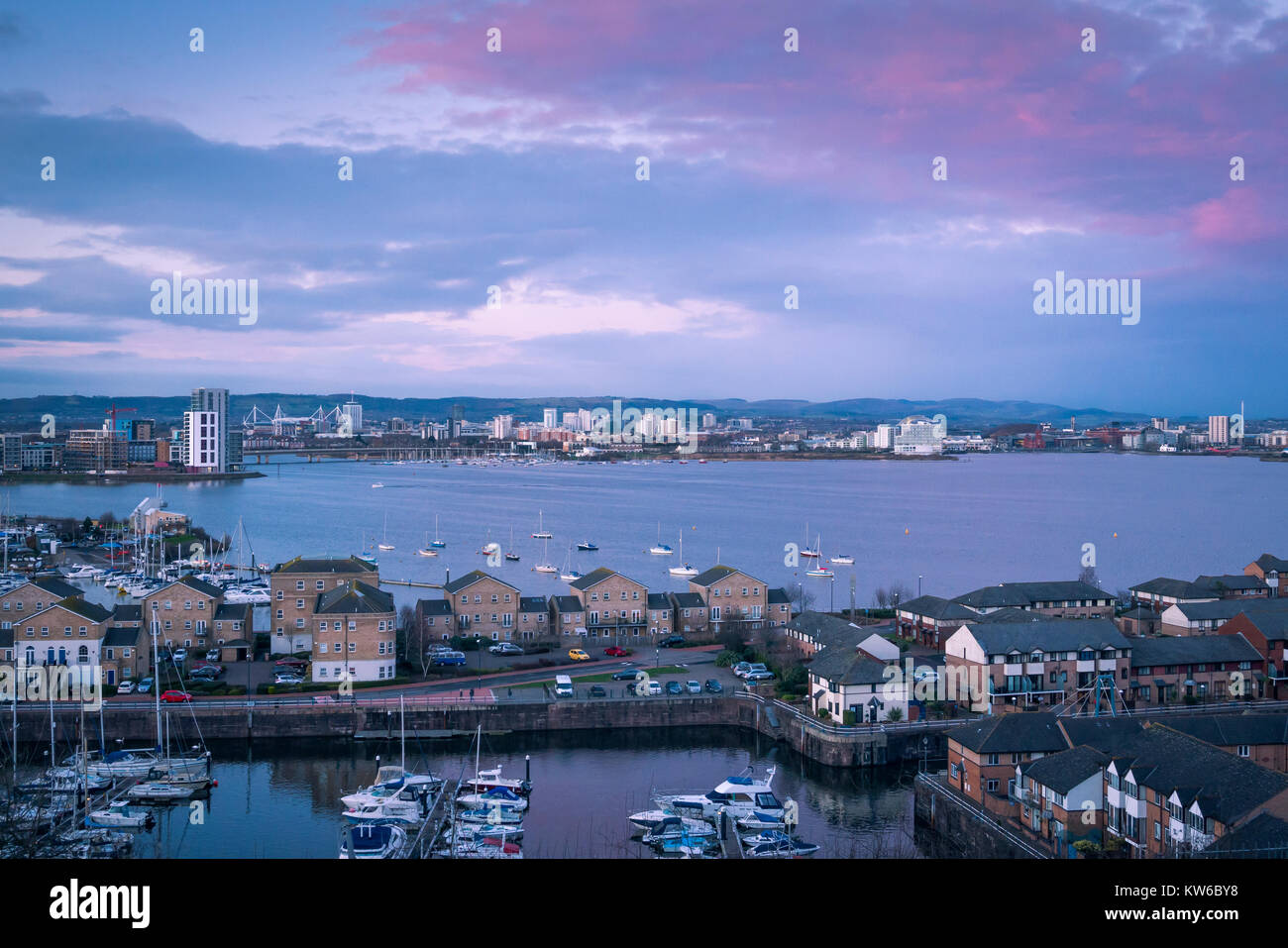 Frühe Dämmerung blau Übersicht über der Bucht von Cardiff Cardiff Wales Stockfoto