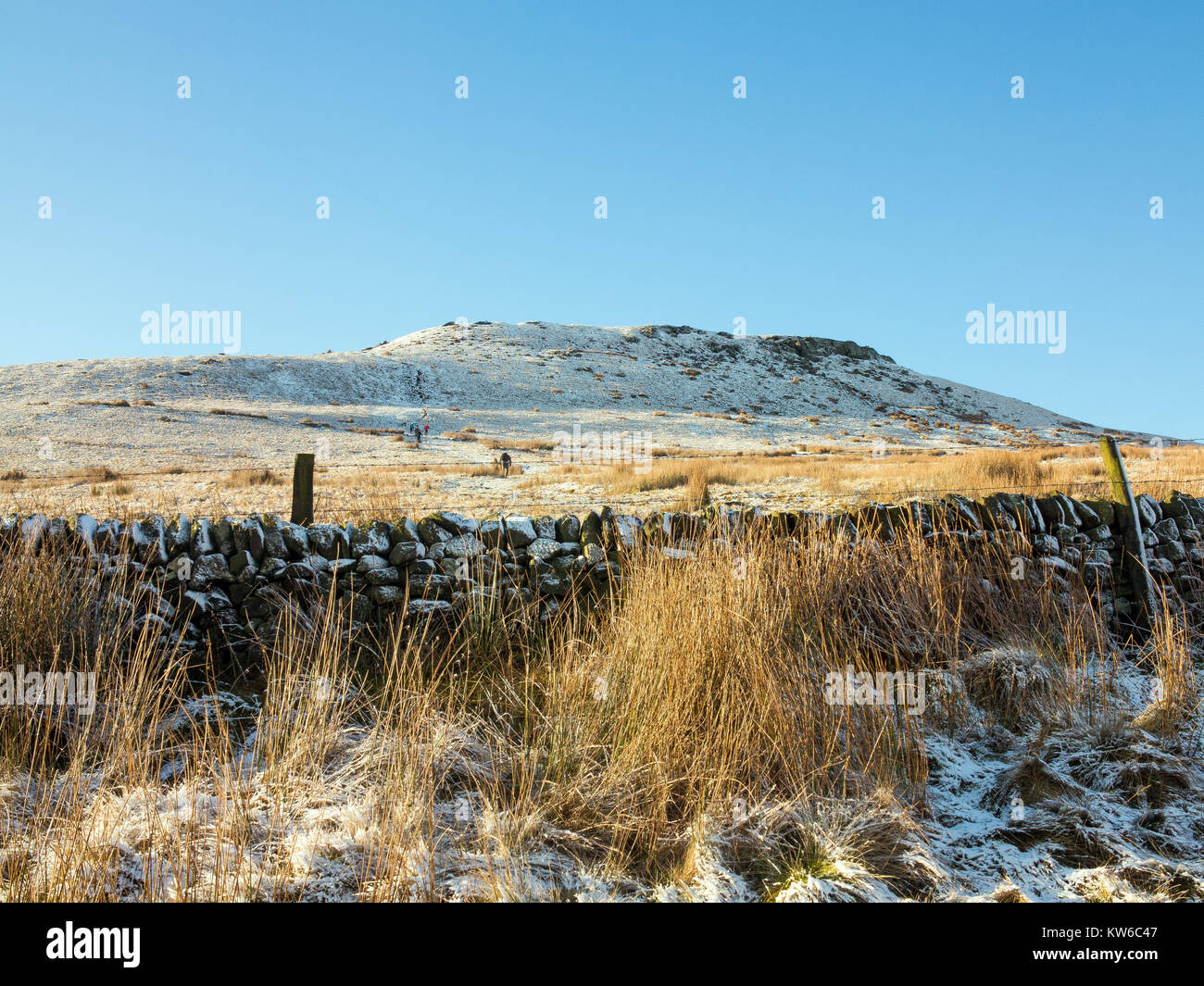 Shutlingsloe Hill im Schnee die 3. höchste Punkt in Cheshire bei 506 Meter von wildboarclough Peak District gesehen Stockfoto