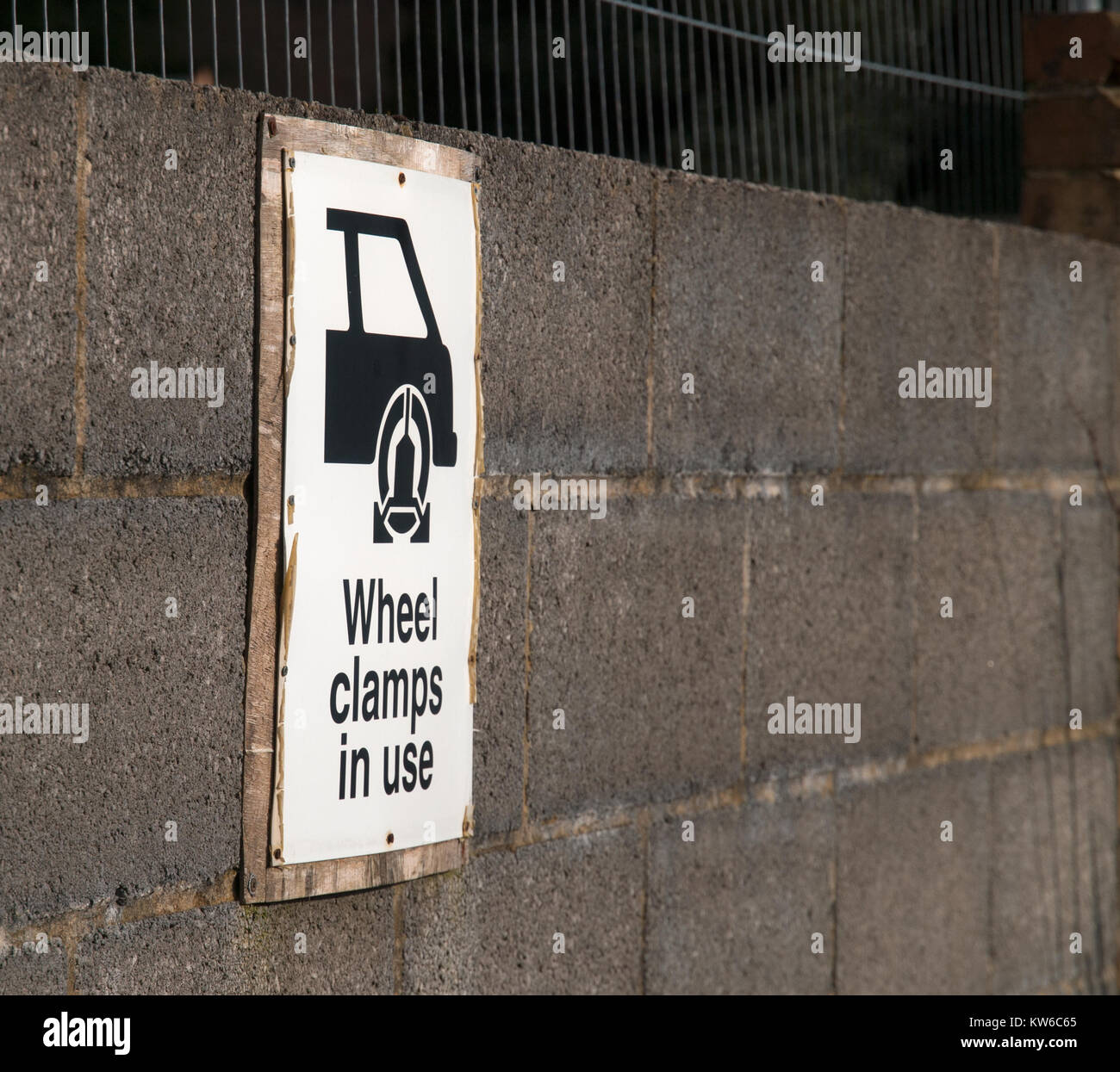 Rad klemmen im Einsatz Warnschild an einem breezeblock Wand befestigt Stockfoto