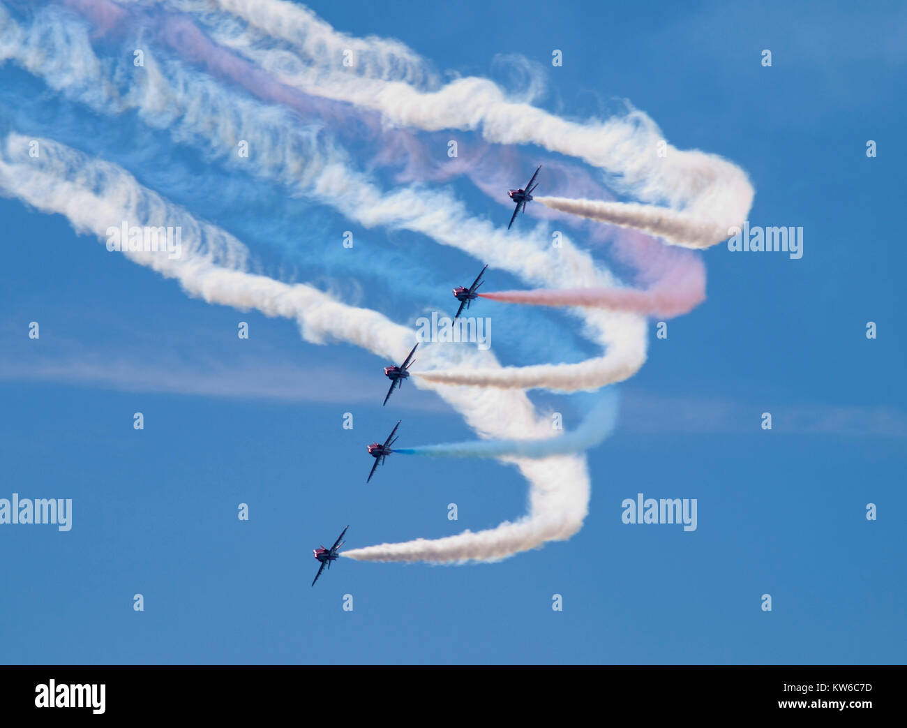 Fünf der weltberühmten Royal Air Force Red Arrows aeronautical Display Team die Durchführung einer engen Kurve mit Kondensstreifen gegen einen klaren blauen Himmel Stockfoto