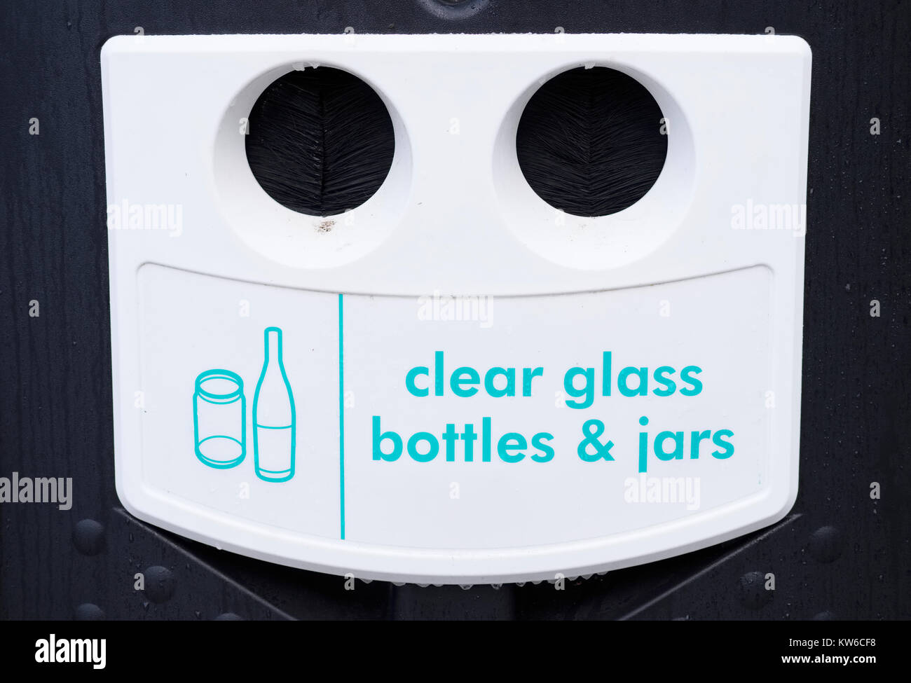 Recyceln Sie klares Glas Flaschen und Gläser Bank speichern Stockfoto