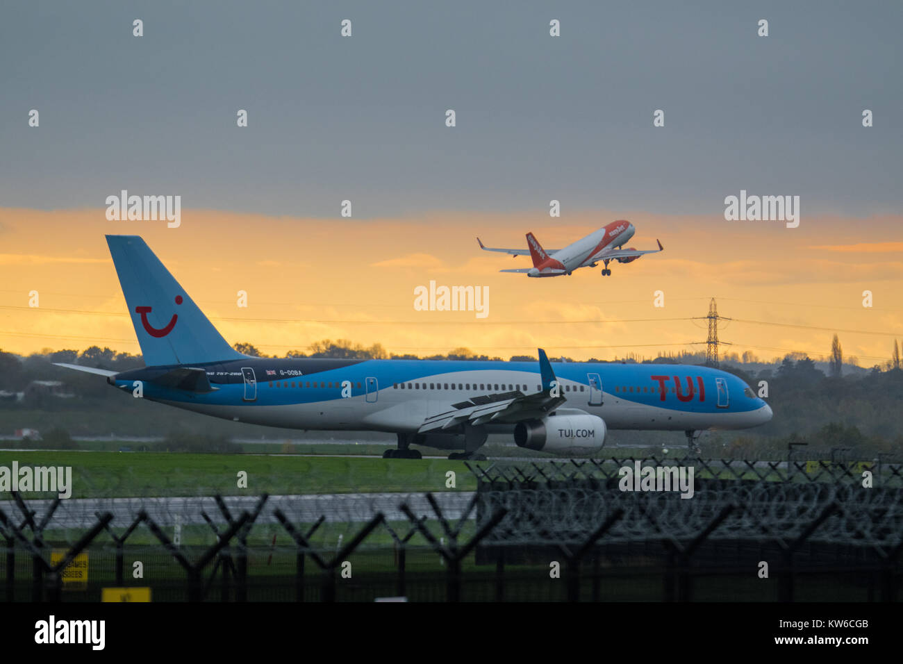 Sonnenuntergang auf dem Flughafen Manchester Stockfoto