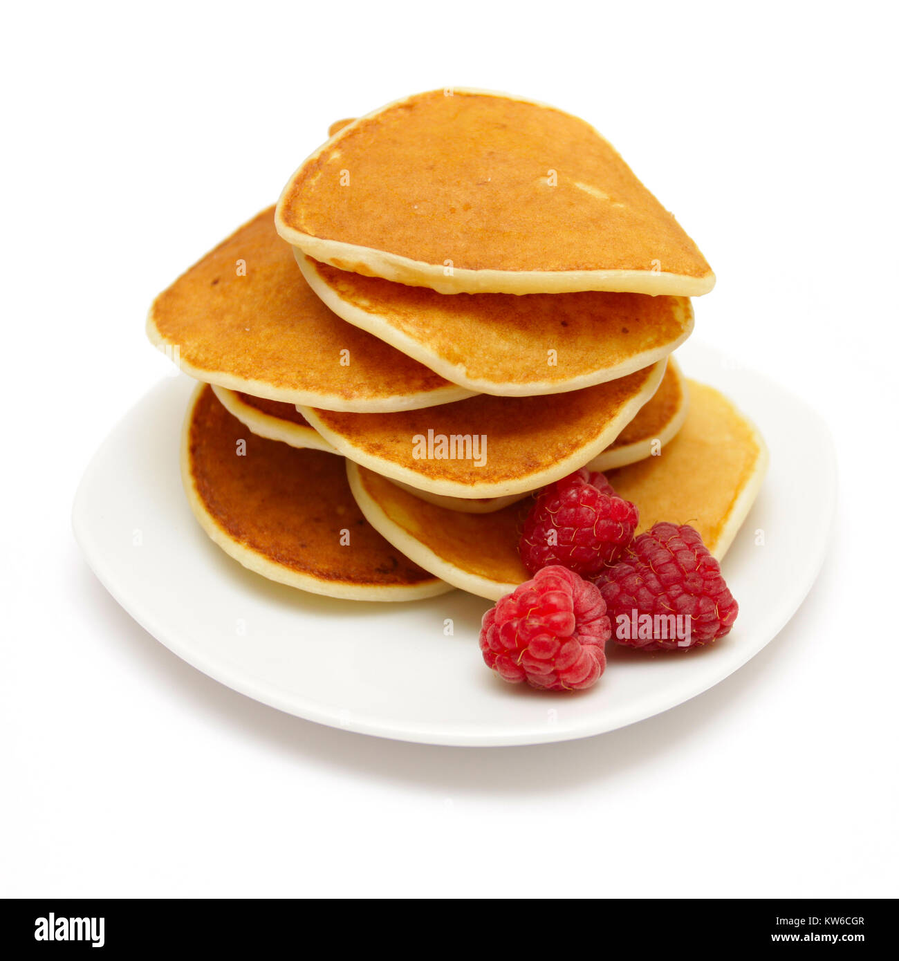 Kleine Pfannkuchen mit Beeren isoliert auf weißem Stockfoto