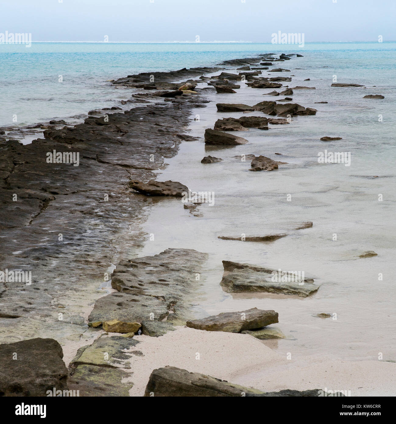 Sonne Sand und Meer scapes aus der Südsee Cook Inseln Rarotonga und ein Fuß Insel mit dramatischen Felsformationen und Reflexionen. Stockfoto