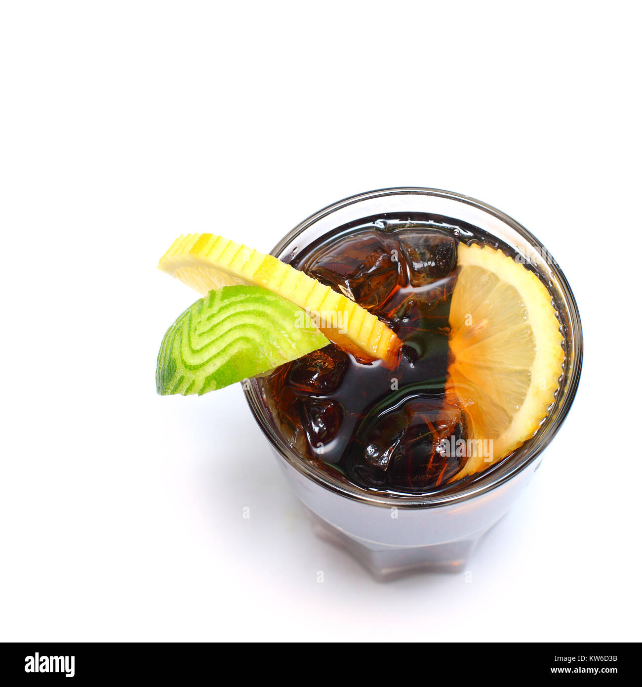 Cocktail - Alkohol trinken mit Cola, Eis und Kalk auf weißem Hintergrund Stockfoto