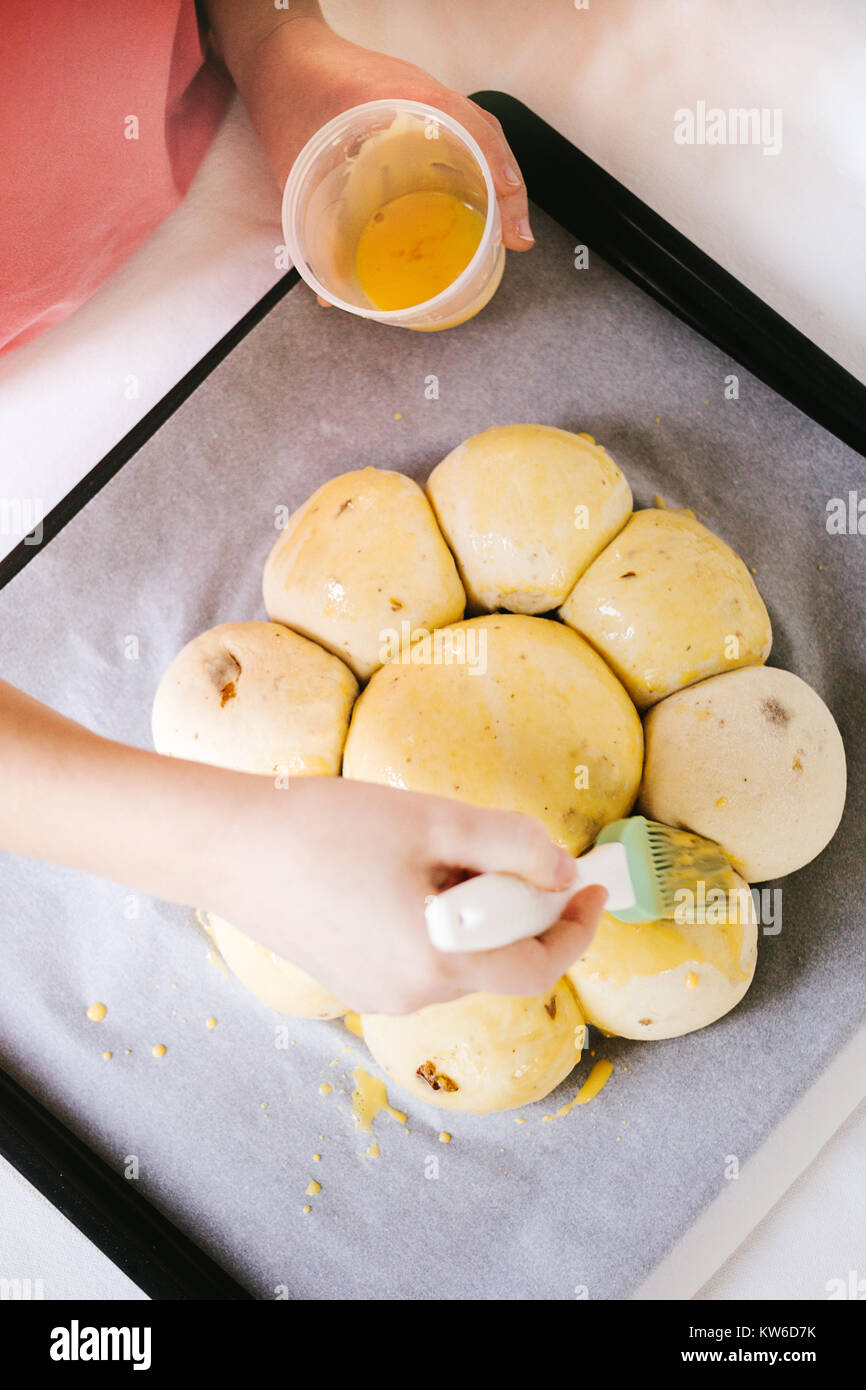 Schweizer süßes Brot mit einem goldenen Papier Krone und versteckten  Miniatur des Königs gebackenes traditionell in der Schweiz für drei Könige  Tag am 6 Stockfotografie - Alamy