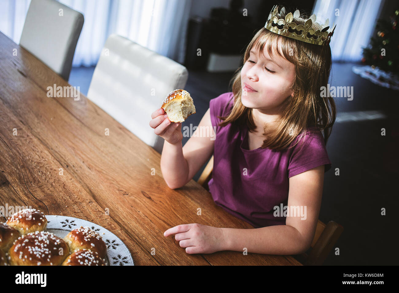 Schweizer süßes Brot mit einem goldenen Papier Krone und versteckten  Miniatur des Königs gebackenes traditionell in der Schweiz für drei Könige  Tag am 6 Stockfotografie - Alamy