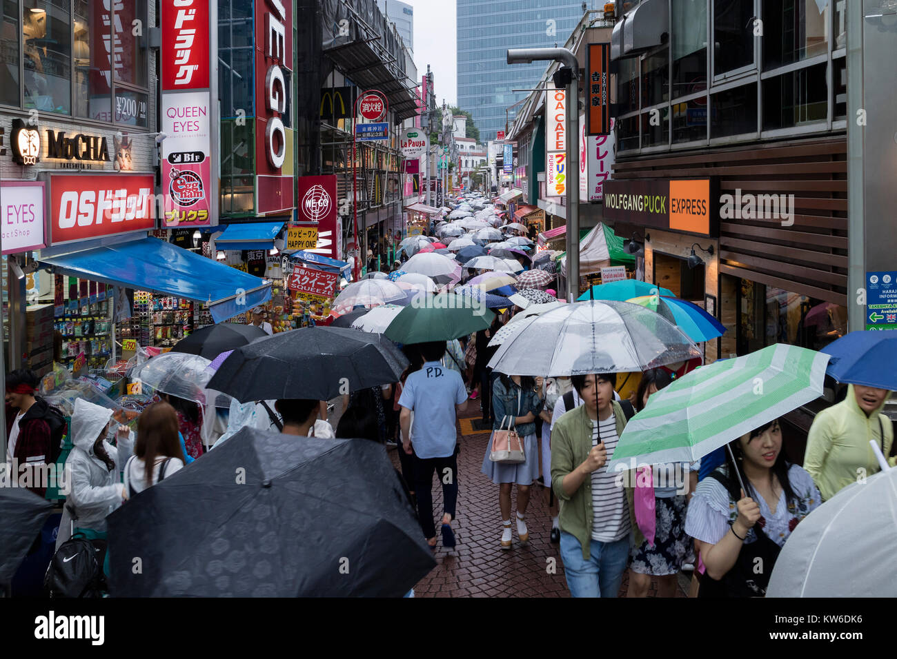 Tokio, Japan, 18. Juni 2017: Shopping im Regen mit Sonnenschirmen in Jingumae Shibuya, Harajuku, Straße Stockfoto