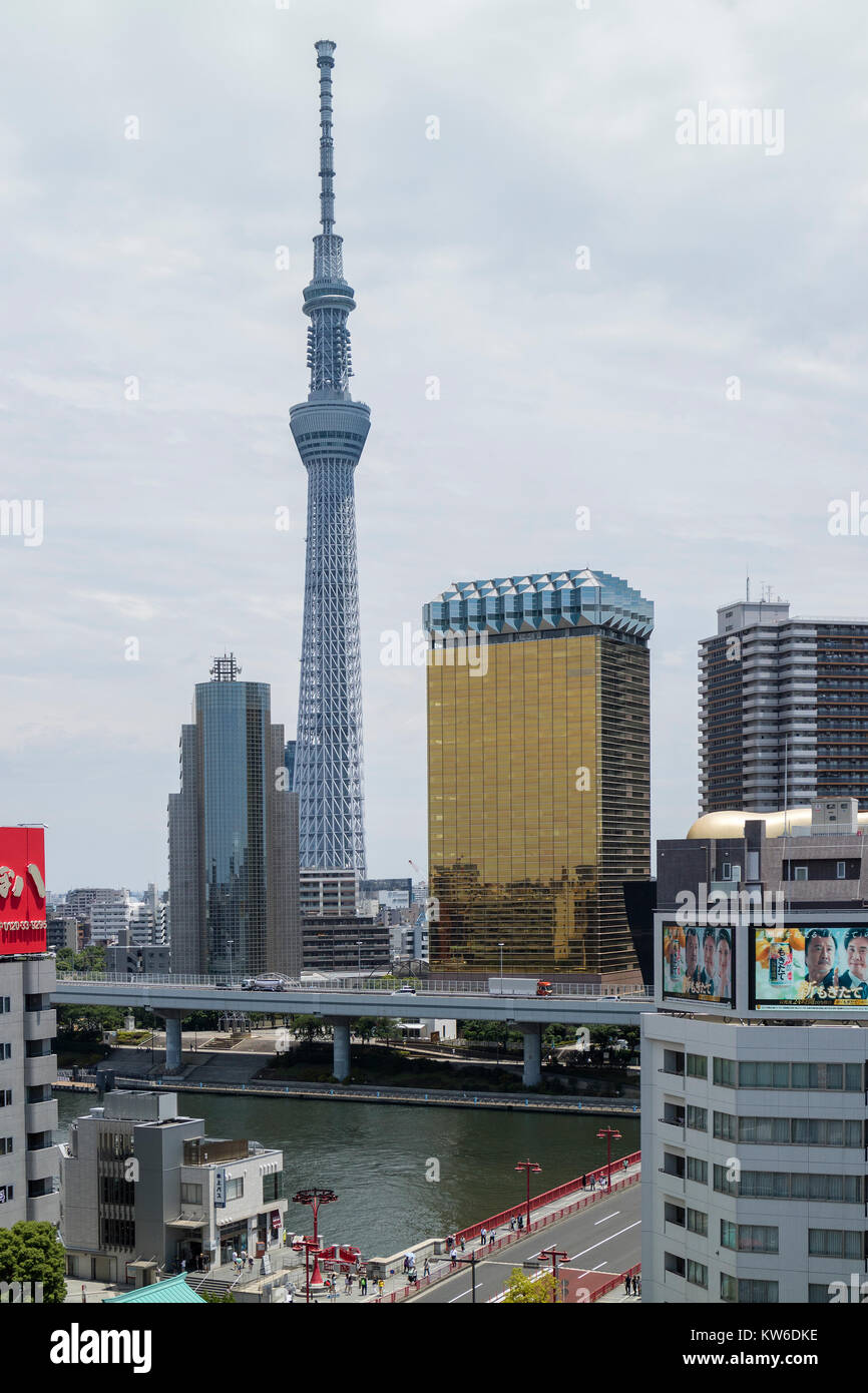 Tokio, Japan, 19. Juni 2017: Skyline mit theTokyo Sky Tree und der Asahi Beer Tower am östlichen Ufer der Sumida River in Sumida, Tokio Stockfoto