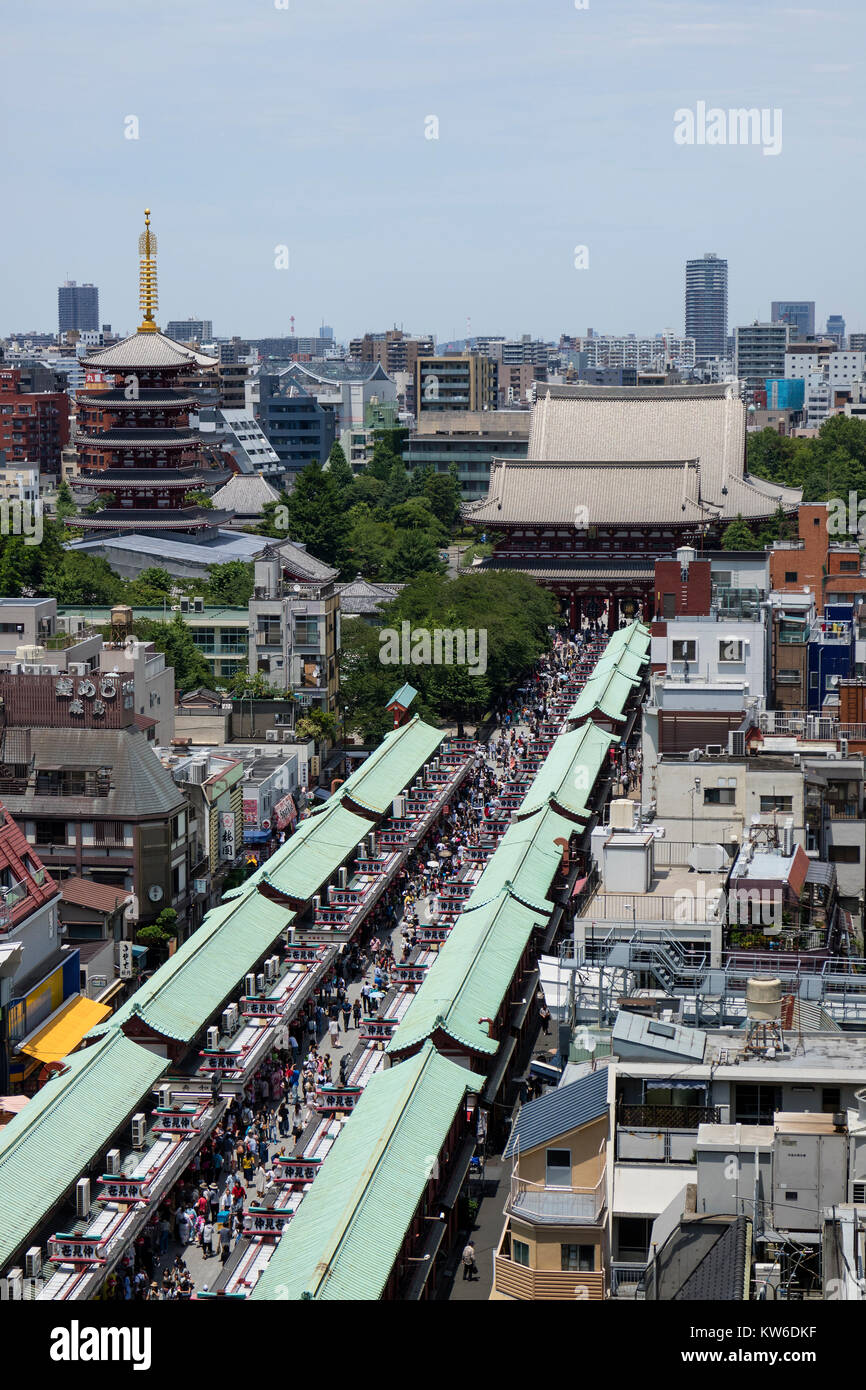 Tokio, Japan, 19. Juni 2017; Luftbild der Nakamise Shopping Straße auf der Senso ji-Tempel in Asakusa Stockfoto