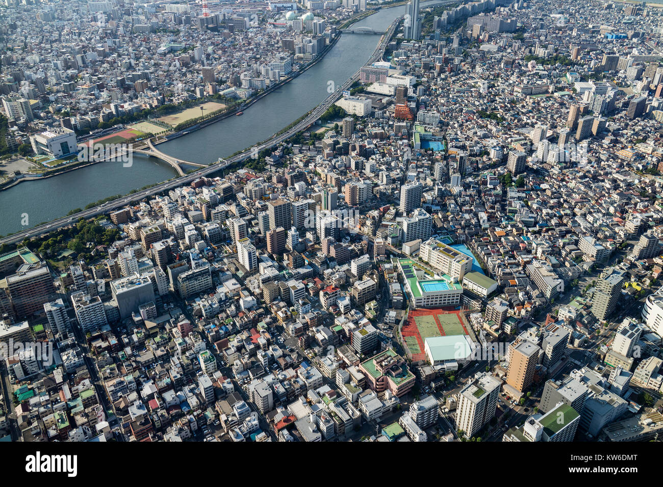 Tokio, Japan, 19. Juni 2017: Luftaufnahme von Shirahige Brücke über den Sumida River in Sumida, Tokio Stockfoto