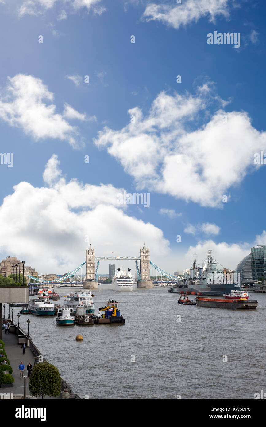 Kreuzfahrtschiff Abflug London unter der Tower Bridge Stockfoto