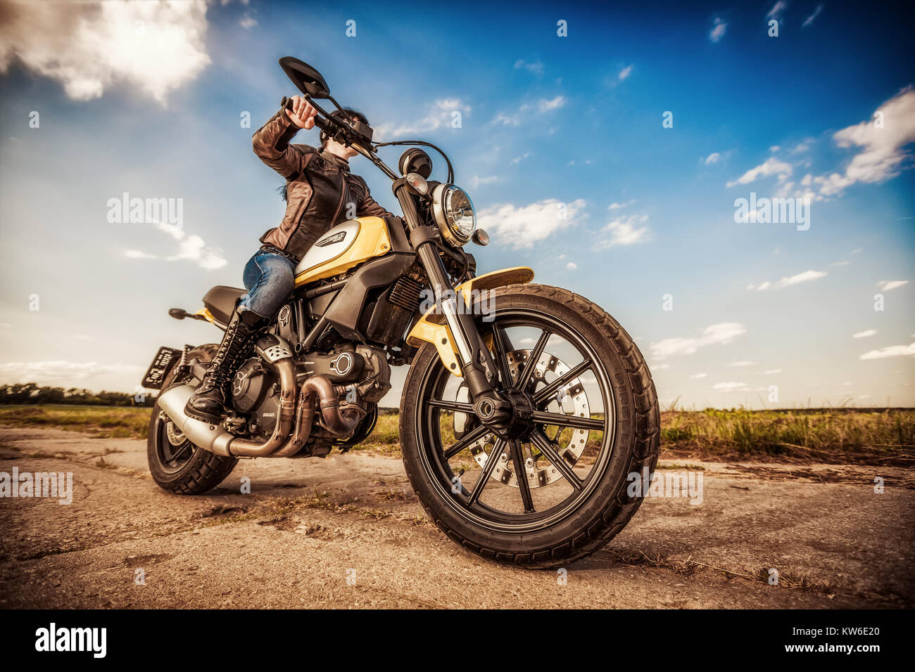Russland - 11. AUGUST 2015: Scrambler Icon-Ducati. Wurde eine neue Ducati Scrambler 2014 Intermot Motorrad show eingeführt. Ducati ist ein italienischer Comp Stockfoto